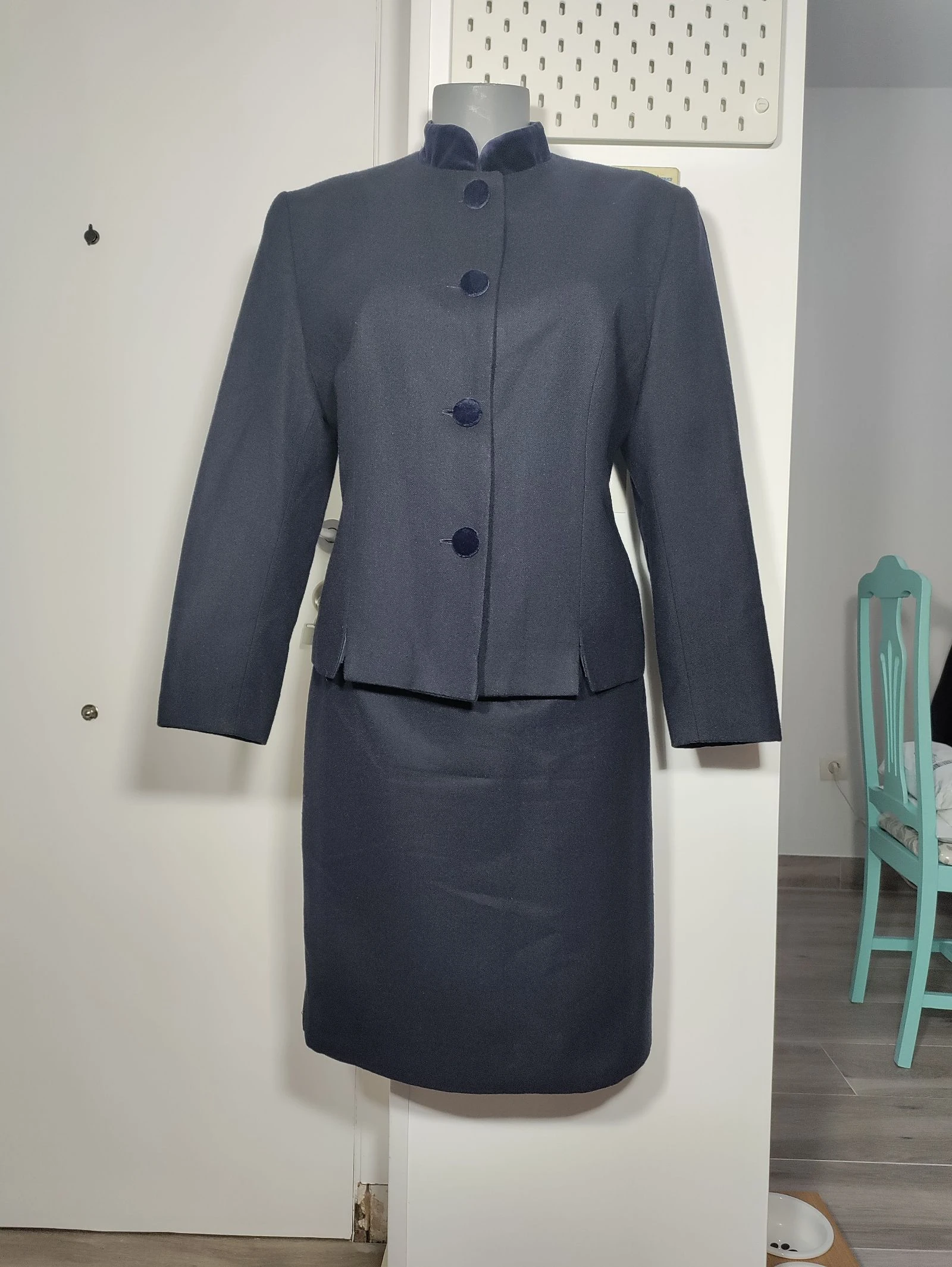 Traje vintage Greta Madrid azul marino/negro con cuello y botones de terciopelo • Talla 44